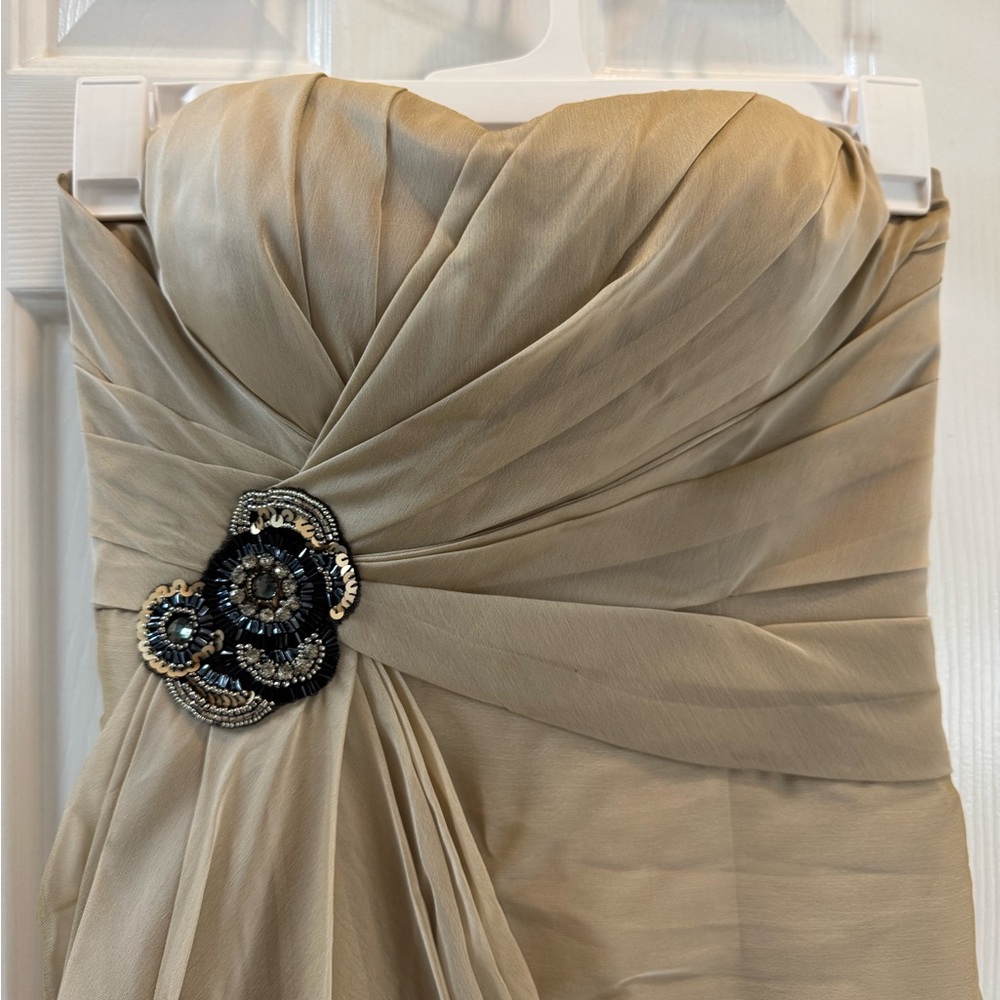 Elegant Strapless Beige Dress with Brooch size 10 - Picture 2 of 9